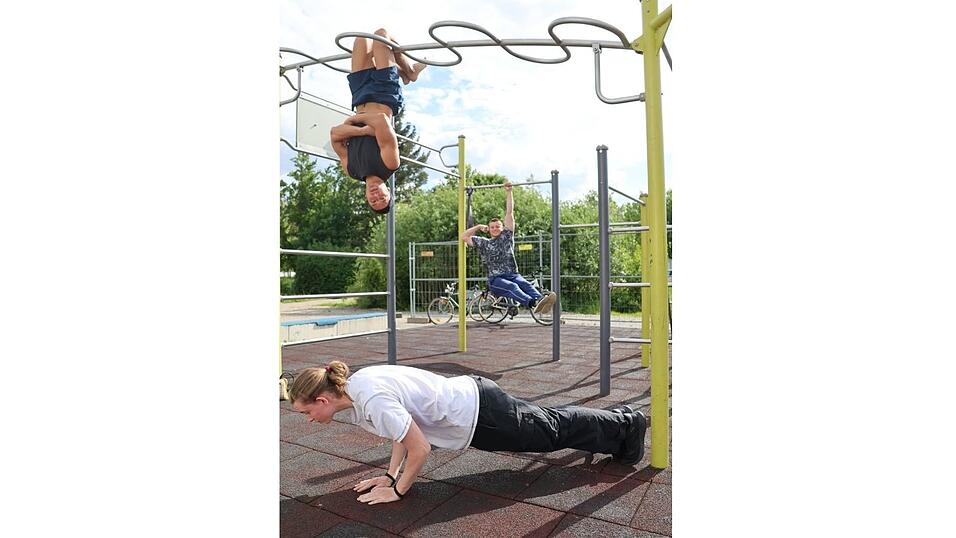 Klaus (oben) trainiert mit Marek (vorne) und Dominik (hinten) in einem Calisthenics-Stangenpark im Straubinger Norden. Klaus (oben) trainiert mit Marek (vorne) und Dominik (hinten) in einem Calisthenics-Stangenpark im Straubinger Norden.