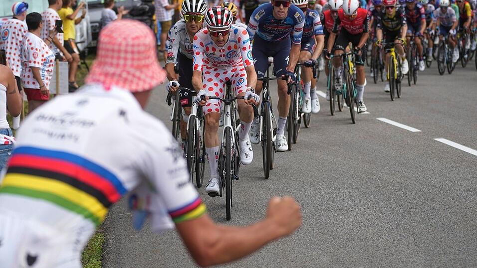 Am französischen Nationalfeiertag war die Tour de France im Zentralmassiv unterwegs. Am französischen Nationalfeiertag war die Tour de France im Zentralmassiv unterwegs.