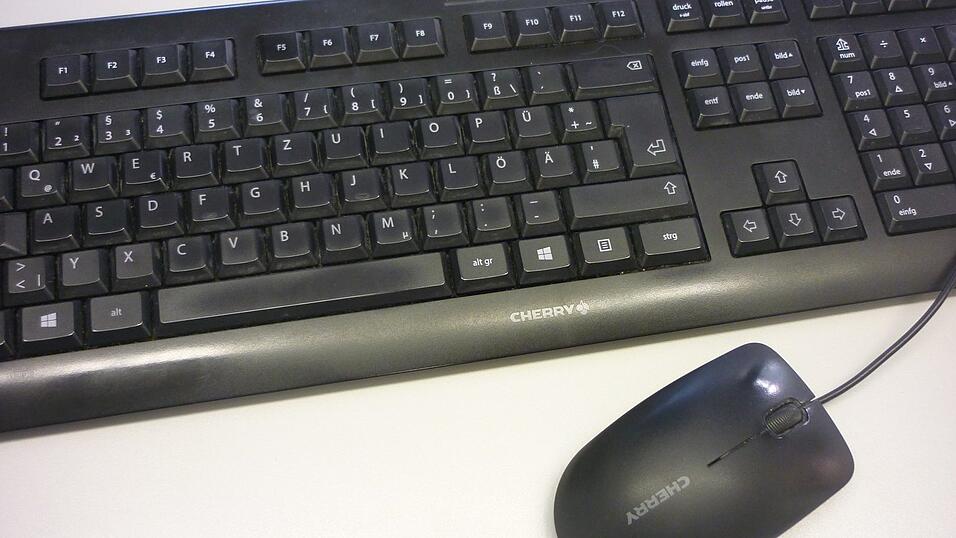 Online erledigen kann man heute vieles - ob das für einen „bequem“ ist, steht auf einem anderen Blatt. Online erledigen kann man heute vieles - ob das für einen „bequem“ ist, steht auf einem anderen Blatt.