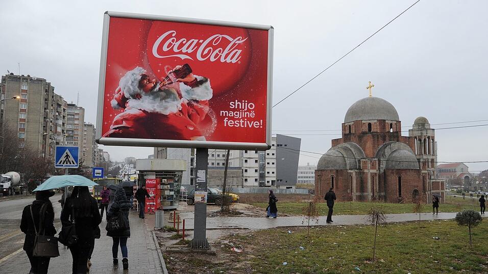 Der Weihnachtsmann von Coca-Cola hat sein Bild weltweit geprägt. Das Foto zeigt eine Werbung in Pristina, Hauptstadt des Kosovo. (Archivbild)