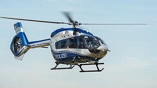 Im oberfränkischen Kemmern wurde ein Polizeihubschrauber während eines Übungsflugs gezielt mit Feuerwerkskörpern beschossen. (Symbolbild) Im oberfränkischen Kemmern wurde ein Polizeihubschrauber während eines Übungsflugs gezielt mit Feuerwerkskörpern beschossen. (Symbolbild)