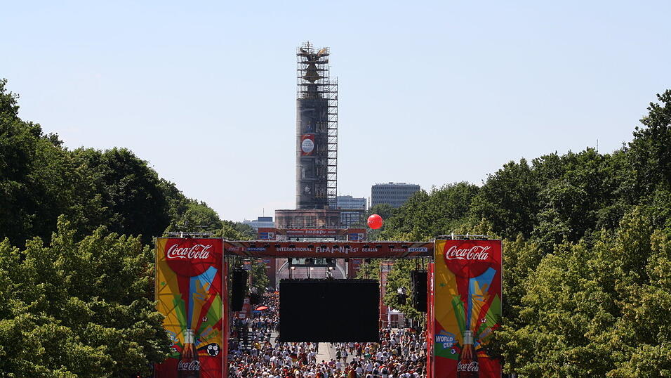 Christian Fertl war am Sonntag auf der Fanmeile in Berlin und erlebte dort das Achtelfinale gegen England auf Gro&szlig;leinwand.
