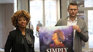 Dorothea 'Coco' Fletcher (links), Hauptdarstellerin von 'Simply the Best - Die Tina Turner Story', und Oliver Forster, Geschäftsführer der Konzertagentur Cofo Entertainment, mit dem fraglichen Plakat.