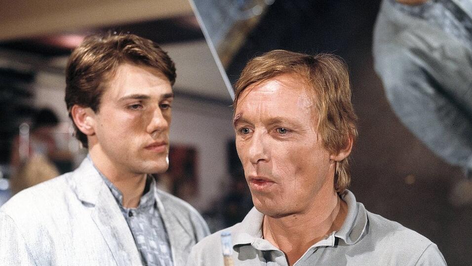 Angesichts des heutigen Erfolges ist fast schon vergessen, wie lange Christoph Waltz bereits im Filmgesch&auml;ft ist. Seine erste Filmrolle spielte er 1977, schlug sich dann aber f&uuml;r mehr als ein Jahrzehnt mit kleineren Rollen in TV-Krimis durch, wie hier 1985 an der Seite von Claus Theo G&auml;rtner in der ZDF-Krimiserie 'Ein Fall f&uuml;r Zwei'.
