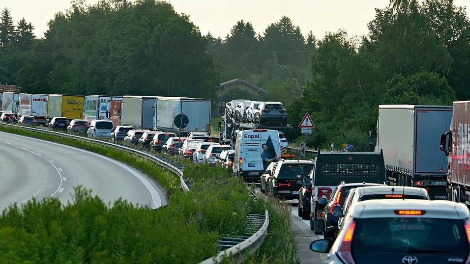 Wegen des Brandes ist die Autobahn gesperrt. Es bildet sich ein Stau.