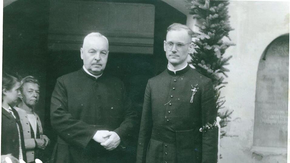 Pfarrer Bäumler mit einem Primizianten. Während seiner Wirkenszeit wurden mehrere junge Männer aus der Pfarrei Adlkofen zu Priestern geweiht. Pfarrer Bäumler mit einem Primizianten. Während seiner Wirkenszeit wurden mehrere junge Männer aus der Pfarrei Adlkofen zu Priestern geweiht.