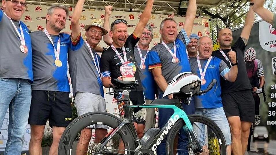 Ultracycler Rainer Steinberger (Mitte) bejubelt mit seinem Betreuerteam den Weltmeisterschafts-Vizetitel beim Race Around Poland. Ultracycler Rainer Steinberger (Mitte) bejubelt mit seinem Betreuerteam den Weltmeisterschafts-Vizetitel beim Race Around Poland.