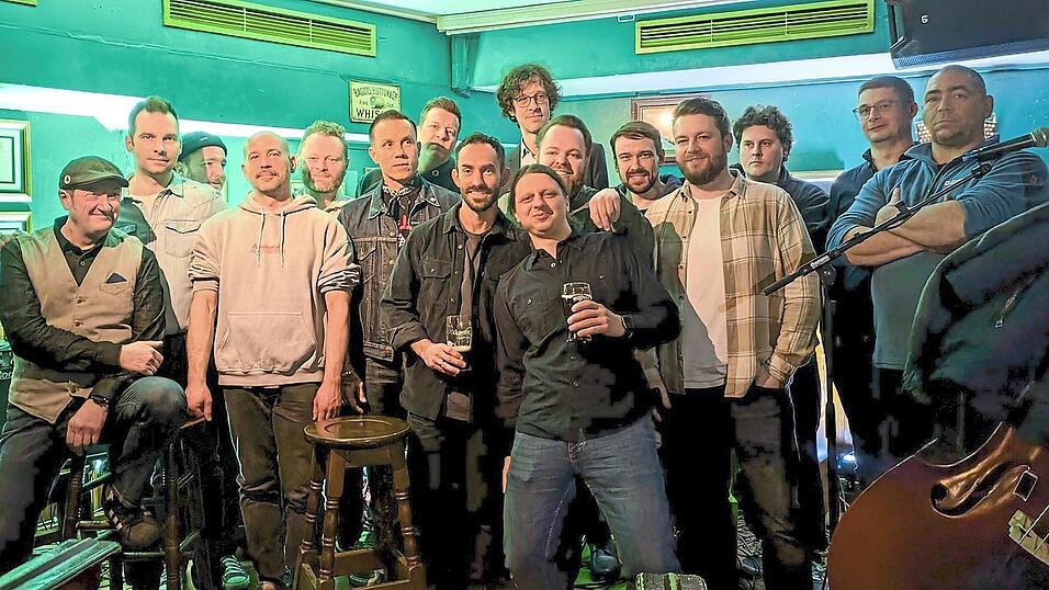 F&uuml;nf Bands traten am Samstag ohne Gage im Irish Pub auf. Daf&uuml;r wurden Spenden gesammelt f&uuml;r ein soziales Projekt in Tansania, f&uuml;r das sich ihr verstorbener Musikerkollege &uuml;ber Jahre hinweg intensiv engagiert hatte.