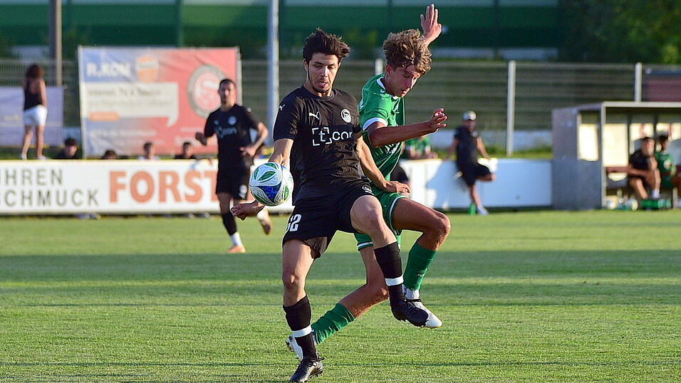 Die Plattlinger Mannschaft um Abdul Arguc (in schwarz) ging beim SV Türk Gücü Straubing leer aus und verlor am Sonntag deutlich mit 0:4.