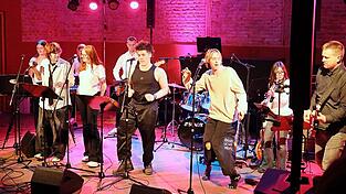 Die Realschulband stand in einer elfköpfigen Besetzung auf der Bühne. Die Realschulband stand in einer elfköpfigen Besetzung auf der Bühne.