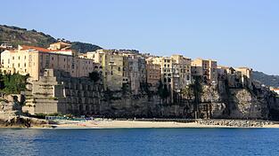Im Mittelmeer vor der Stadt Tropea stirbt ein Deutscher bei einem Tauchausflug. (Archivbild) Im Mittelmeer vor der Stadt Tropea stirbt ein Deutscher bei einem Tauchausflug. (Archivbild)