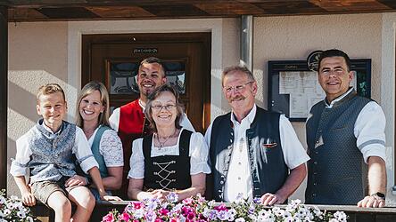 Eine Wirtsfamilie mit langer Tradition, von links: Maxi Waas, Simone Waas, Markus Pl&ouml;tz, Anna Pl&ouml;tz, Karl Pl&ouml;tz und Robert Weidinger. Als das Gasthaus in Gro&szlig;lintach im Straubinger Tagblatt vor 100 Jahren erw&auml;hnt wurde, war es bereits seit 24 Jahren in Familienbesitz. Urkundlich erw&auml;hnt wurde es schon 1876.