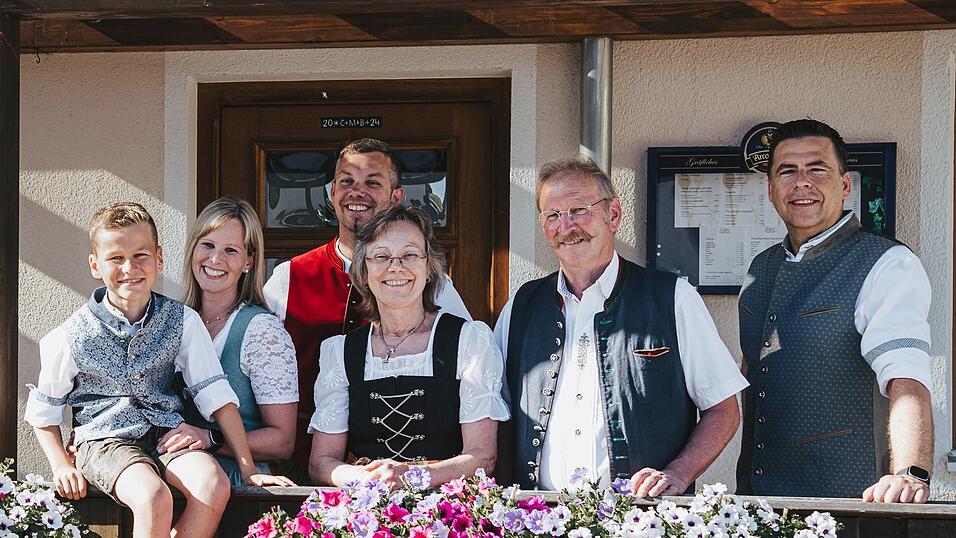 Eine Wirtsfamilie mit langer Tradition, von links: Maxi Waas, Simone Waas, Markus Pl&ouml;tz, Anna Pl&ouml;tz, Karl Pl&ouml;tz und Robert Weidinger. Als das Gasthaus in Gro&szlig;lintach im Straubinger Tagblatt vor 100 Jahren erw&auml;hnt wurde, war es bereits seit 24 Jahren in Familienbesitz. Urkundlich erw&auml;hnt wurde es schon 1876.