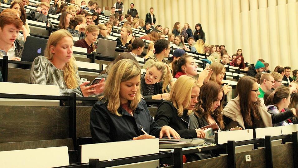 Immer mehr Studenten schreiben während der Vorlesung auf einem Tablet oder iPad mit - so auch Isabella. Immer mehr Studenten schreiben während der Vorlesung auf einem Tablet oder iPad mit - so auch Isabella.