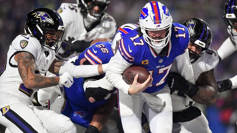 Josh Allen (rechts) erledigte, was erledigt werden musste für die Bills.