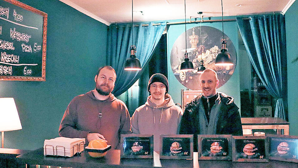 Das Team von 'Karls Leberkas' mit (von links) Serviceleiter Chris, Küchenleiter Daniel und Inhaber Tobi Götz ist bereit für die erste Nachtschicht am Freitag im neuen Laden am Bismarckplatz.