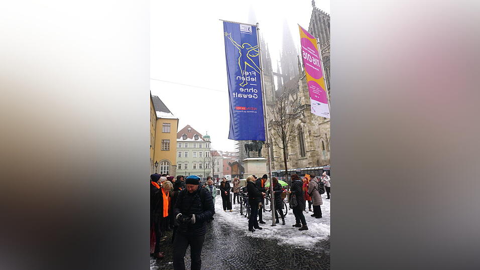 Die Fahne von Terre des Femmes am Domplatz. Die Fahne von Terre des Femmes am Domplatz.