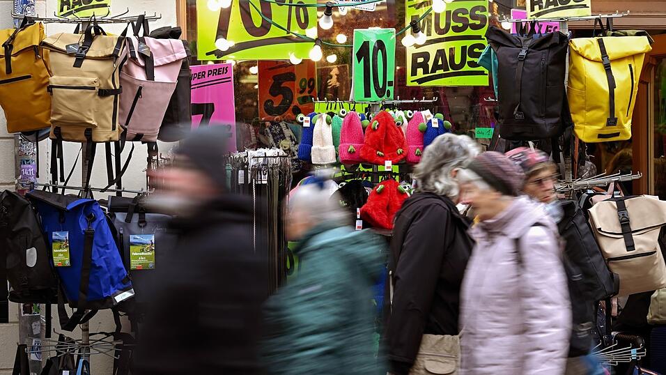 Sparen und auf gr&ouml;&szlig;ere Anschaffungen verzichten, das ist zurzeit das Credo der Verbraucherinnen und Verbraucher. (Archivbild)