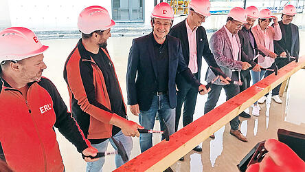 Bewiesen beim Richtfest ihre Treffsicherheit mit dem Zimmererhammer (v.l.): Polier Albert Falter (Erl Bau), Bauleiter Daniel Schwaiger (Erl Bau), stellvertretender Landrat Ludwig Knott, Oberb&uuml;rgermeister Markus Pannermayr, Erl-Vorstand Wolfgang Haider, Architekt Tobias Miazga, Tanja Feucht (Erl Pflege) und J&uuml;rgen Skrabal (Erl Pflege).