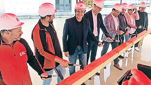 Bewiesen beim Richtfest ihre Treffsicherheit mit dem Zimmererhammer (v.l.): Polier Albert Falter (Erl Bau), Bauleiter Daniel Schwaiger (Erl Bau), stellvertretender Landrat Ludwig Knott, Oberbürgermeister Markus Pannermayr, Erl-Vorstand Wolfgang Haider, Architekt Tobias Miazga, Tanja Feucht (Erl Pflege) und Jürgen Skrabal (Erl Pflege). Bewiesen beim Richtfest ihre Treffsicherheit mit dem Zimmererhammer (v.l.): Polier Albert Falter (Erl Bau), Bauleiter Daniel Schwaiger (Erl Bau), stellvertretender Landrat Ludwig Knott, Oberbürgermeister Markus Pannermayr, Erl-Vorstand Wolfgang Haider, Architekt Tobias Miazga, Tanja Feucht (Erl Pflege) und Jürgen Skrabal (Erl Pflege).