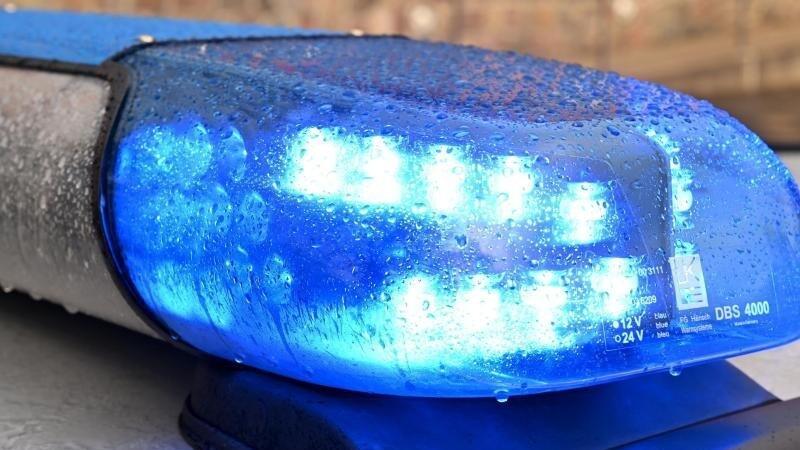 Ein Streifenwagen der Polizei steht mit eingeschaltetem Blaulicht an einem Einsatzort. Ein Streifenwagen der Polizei steht mit eingeschaltetem Blaulicht an einem Einsatzort.