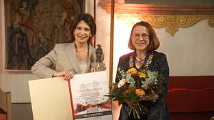 Iris Berben (links) erhielt den Brückenpreis von der Regensburger Oberbürgermeisterin Gertrud Maltz-Schwarzfischer.