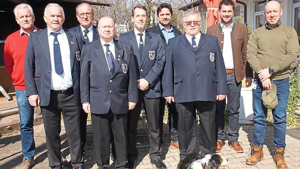 Perkams B&uuml;rgermeister Hubert Ammer, 2. Vorsitzender Oskar Winkelmeier, Kreisvorsitzender Dietmar Voigt (von links) mit Vorstandsmitgliedern sowie Aiterhofens B&uuml;rgermeister Adalbert H&ouml;sl, stellvertretendem Landrat Andreas Aichinger, Stabsfeldwebel Dirk Meyer-Schumann (rechts), vorne sein Betreuungshund.