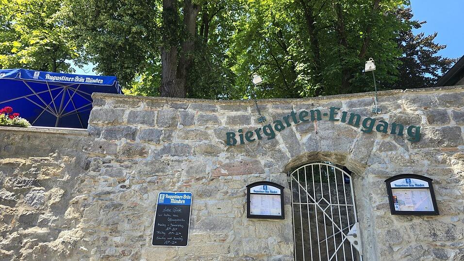 Wer nochmal unter den schattenspendenden B&auml;umen sitzen m&ouml;chte, muss sich sputen: Nur noch bis Donnerstag hat der Biergarten auf der Schanze ge&ouml;ffnet. N&auml;chstes Jahr soll es aber wieder wie gewohnt weitergehen.