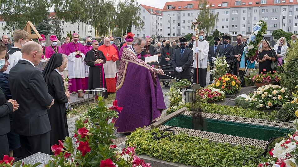 Am heutigen Mittwoch wurde Georg Ratzinger am Unteren Katholischen Friedhof in Regensburg beigesetzt.