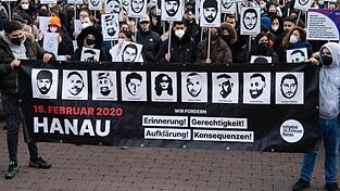 Mit Plakaten und Bildern der Ermordeten erinnern Teilnehmer einer Gedenkveranstaltung auf dem Marktplatz von Hanau an die Opfer der Anschläge von Hanau. Mit Plakaten und Bildern der Ermordeten erinnern Teilnehmer einer Gedenkveranstaltung auf dem Marktplatz von Hanau an die Opfer der Anschläge von Hanau.