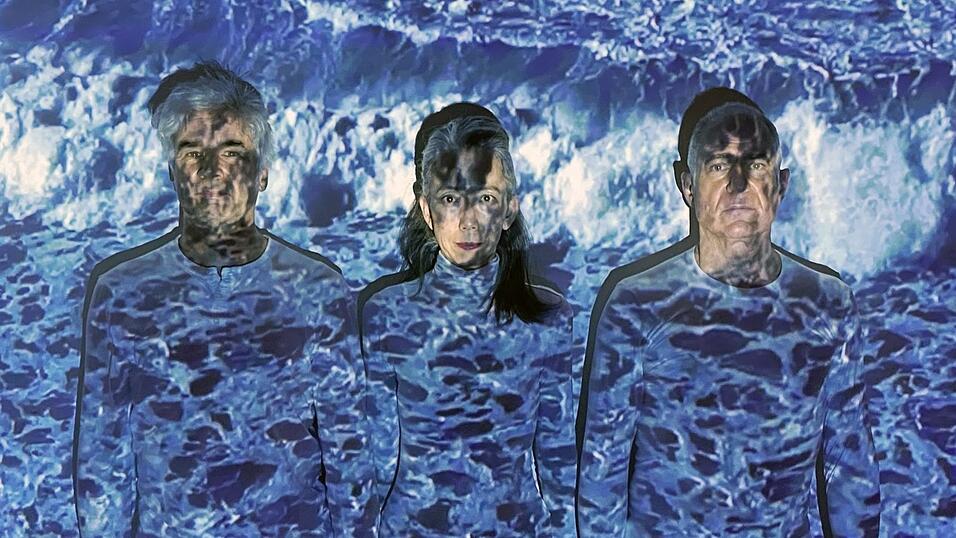 Die Künstler Andreas Feist, Mariko Takahashi und Stefan Winter (von links) bauen seit acht Tagen ihre Ausstellung 'Eine letzte Generation - See- und Klangwelten' im Cordonhaus auf, die am Samstag eröffnet. Die Künstler Andreas Feist, Mariko Takahashi und Stefan Winter (von links) bauen seit acht Tagen ihre Ausstellung 'Eine letzte Generation - See- und Klangwelten' im Cordonhaus auf, die am Samstag eröffnet.
