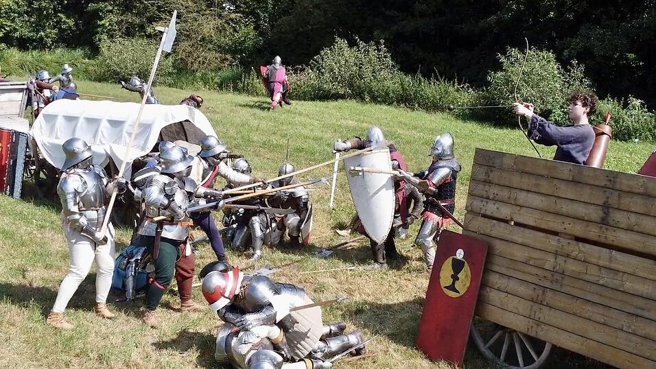 Szene aus dem Gefecht zwischen Reichsrittern und Hussiten: So könnte es bei der Schlacht nahe Taus 1431 zugegangen sein.