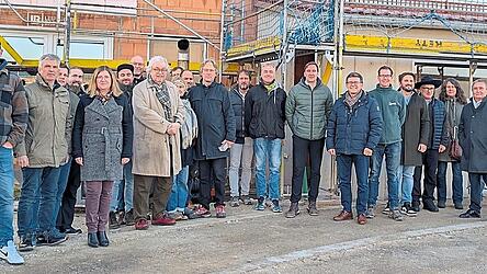 Zahlreiche Gäste kamen zum Richtfest auf die Baustelle des neuen Kindergartens.