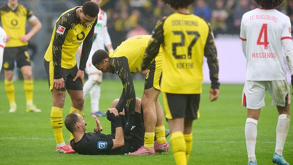 Schiri Bastian Dankert lag nach einem Zusammenprall mit Felix Nmecha kurz auf dem Rasen.