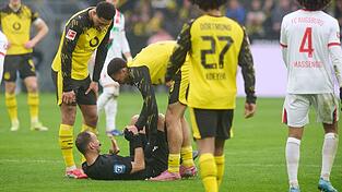 Schiri Bastian Dankert lag nach einem Zusammenprall mit Felix Nmecha kurz auf dem Rasen.