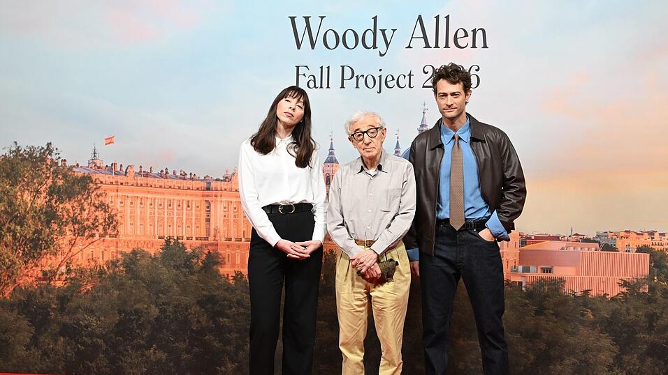 Woody Allen in Madrid an der Seite der Schauspielerin Alexi Wasser und des Schauspielers Peter Vives. Woody Allen in Madrid an der Seite der Schauspielerin Alexi Wasser und des Schauspielers Peter Vives.