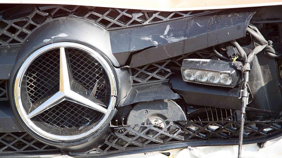 Ein Sanka fuhr am Samstag auf einen Notarztwagen auf, nachdem dieser stark bremste. Vier Rettungskräfte wurden leicht verletzt. Ein Sanka fuhr am Samstag auf einen Notarztwagen auf, nachdem dieser stark bremste. Vier Rettungskräfte wurden leicht verletzt.