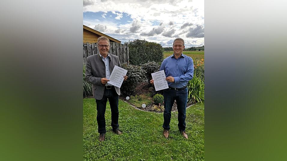 Organisationsleiter Marc Wieland übergibt Bürgermeister Hans Grau die ersten Exemplare des neuen Ferienprogramms. Organisationsleiter Marc Wieland übergibt Bürgermeister Hans Grau die ersten Exemplare des neuen Ferienprogramms.