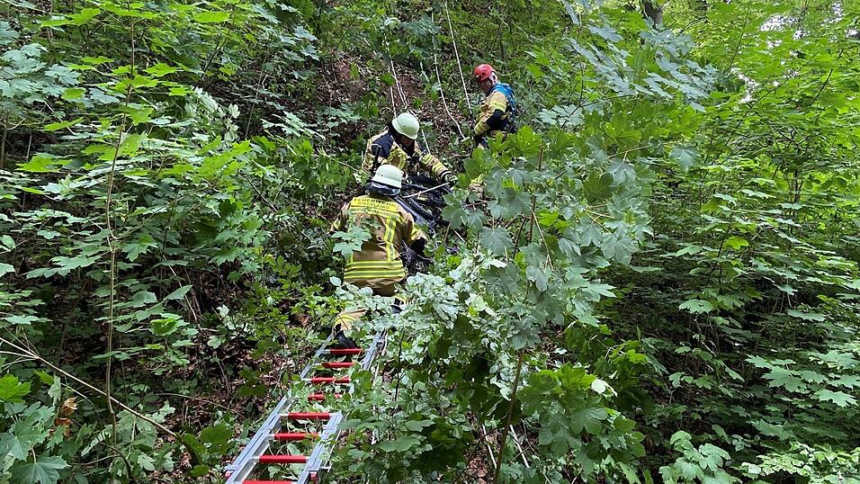 Die Bergung des schwer verletzten Radfahrers gestaltete sich schwierig. Die Bergung des schwer verletzten Radfahrers gestaltete sich schwierig.