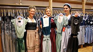 Filialleiterin Dagmar Eiberger (M.) und ihre Kolleginnen Christiane Buscke (l.) und Katrin Plötz haben jede Menge neue Dirndl in frischen Farben und feinen Stoffen für die aktuelle Festsaison vorrätig. Filialleiterin Dagmar Eiberger (M.) und ihre Kolleginnen Christiane Buscke (l.) und Katrin Plötz haben jede Menge neue Dirndl in frischen Farben und feinen Stoffen für die aktuelle Festsaison vorrätig.