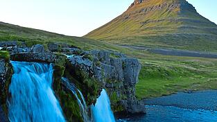 Der Berg Kirkjufell ist eines der Wahrzeichen Islands und gilt als der meist fotografierte Berg auf der Insel.