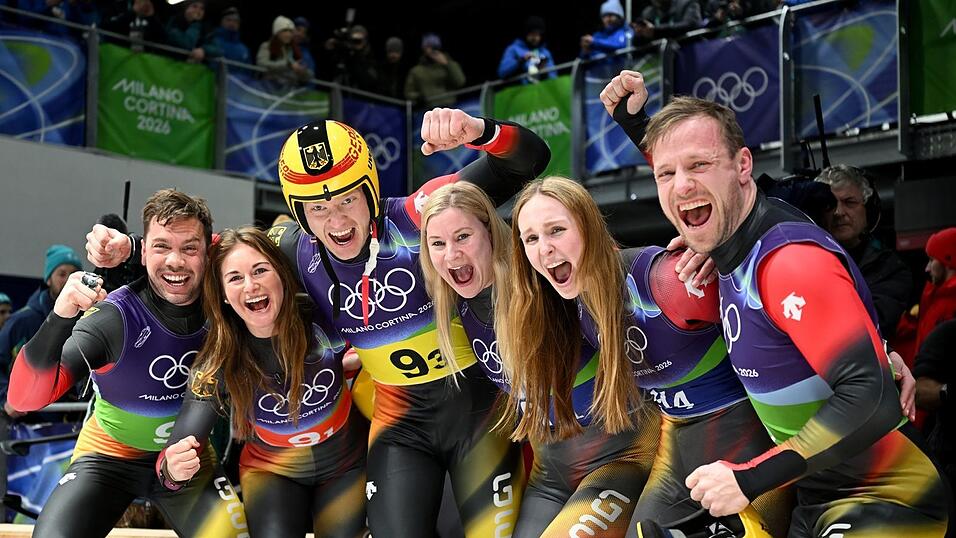 Der Gold-Ritt zum Rekord: Das Duo Tobias Wendl (ganz links) und Tobias Arlt (ganz rechts) feiert mit der deutschen Rodel-Staffel. (Archivbild)