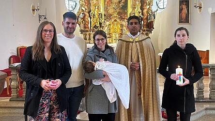 Das Bild zeigt die Taufgesellschaft der Familie Rupprecht mit T&auml;ufling und Pater Georg