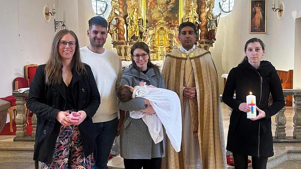 Das Bild zeigt die Taufgesellschaft der Familie Rupprecht mit T&auml;ufling und Pater Georg