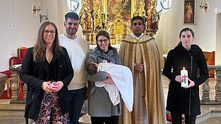 Das Bild zeigt die Taufgesellschaft der Familie Rupprecht mit T&auml;ufling und Pater Georg