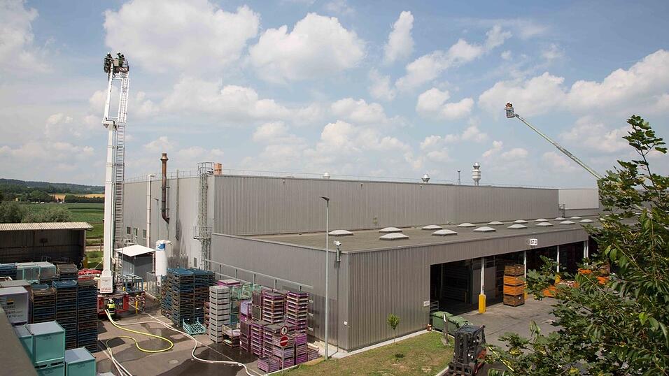 In einer Halle des BMW-Werk Landshut ist am Sonntag ein Brand ausgebrochen.