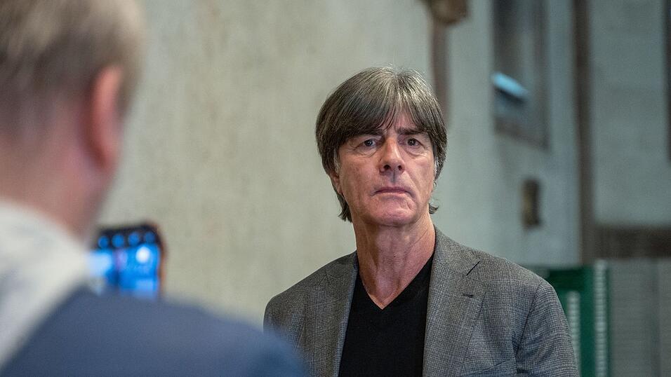 Ex-Bundestrainer Joachim L&ouml;w sieht die Chancen im S&uuml;d-Duell zwischen dem VfB Stuttgart und Bayern M&uuml;nchen gleich verteilt.