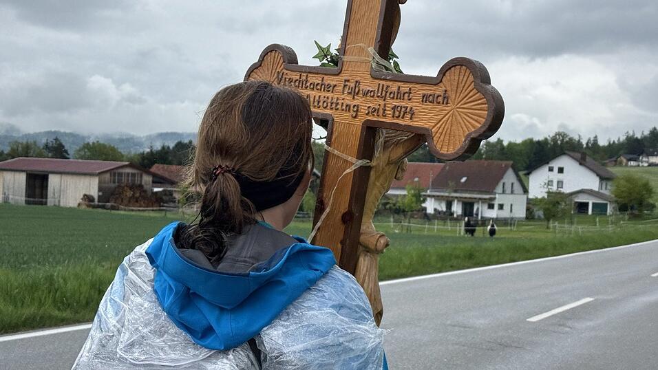 Das Kreuz darf jeder tragen, der will. Das Kreuz darf jeder tragen, der will.