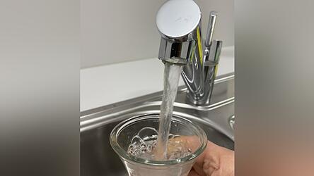 Der Wasserpreis der Kreiswerke bleibt konstant. Noch nicht eingepreist ist der Wassercent, den Bayern einführen will.