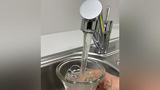 Der Wasserpreis der Kreiswerke bleibt konstant. Noch nicht eingepreist ist der Wassercent, den Bayern einführen will.